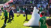Gelinlik ve Damatlıkla Nikah Sonrası Maç Tribününde Yer Aldılar