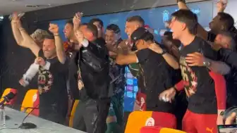 Galatasaraylı Futbolcular Teknik Direktör Okan Buruk'a Basın Toplantısında Sürpriz Yaptı