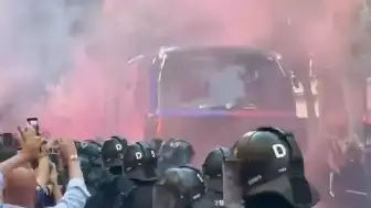 Barcelona Taraftarları Kendi Otobüslerini Taşladı: El Clasico Öncesi Skandal