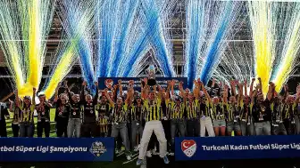 Fenerbahçe ArsaVev, Kadın Futbol Süper Ligi'nde Şampiyonluk Kupasını Kaldırdı