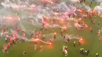 Futbol maçında olaylar çıktı, maç yarıda kaldı
