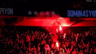 Galatasaray Şampiyonluğunu Taraftarıyla Kutluyor