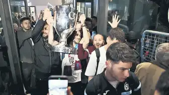 Trabzonspor Ziraat Türkiye Kupası'nı Kazandı, Taraftarlar Havalimanında Kutlama Yaptı
