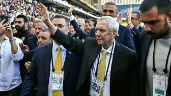 Fenerbahçe Olağanüstü Genel Kurulu'nda Oy Sayımı Devam Ederken Aziz Yıldırım Destekçilerinden Kutlama Girişimleri