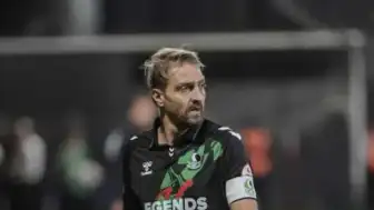 Sakaryaspor'da forma giyen Caner Erkin futbol kariyerini noktaladı