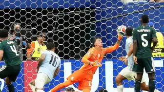Uruguaylı Kaleci Muslera, Dünya Kupası'nda Yaş Rekorunu Kırdı