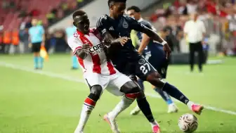 Fenerbahçe, Samsunspor'u 2-0 Mağlup Etti, Hakem Kararları Tartışma Yarattı