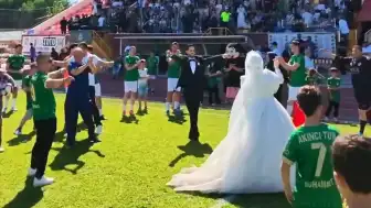 Gelinlik ve Damatlıkla Nikah Sonrası Maç Tribününde Yer Aldılar
