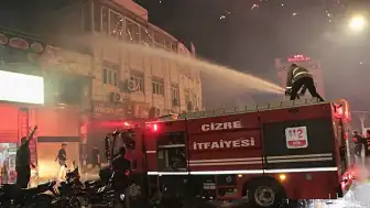 Cizre'de Amed Sportif Kutlamasında Havai Fişekler 3 İş Yerini Sarstı, 1 İtfaiye Eri Yaralandı