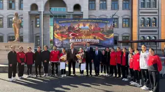 U15 Kadınlar Balkan Güreş Şampiyonası'nda Altın Madalya Kazanan Reyhan Akdağ ve Tenzile Sude Altan'a Çamardı'da Coşkulu Karşılama