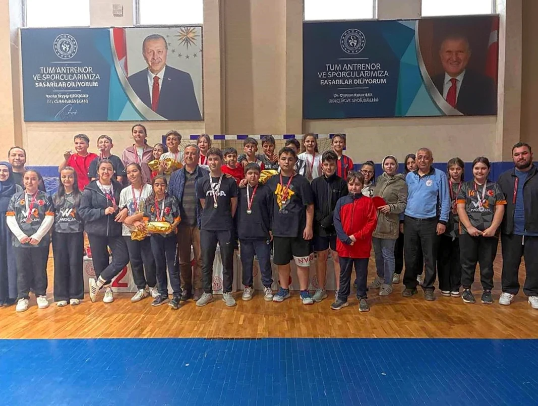 Düzce'de 100 sporcu masa tenisi turnuvasında mücadele etti