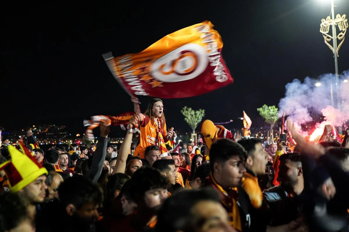 Galatasaray, Trendyol Süper Lig'de 26. Şampiyonluğunu Taraftarıyla Kutladı