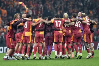 Galatasaray'da Teknik Direktör Okan Buruk ve 4 Futbolcuyla Yeni Sözleşme Yapılacak