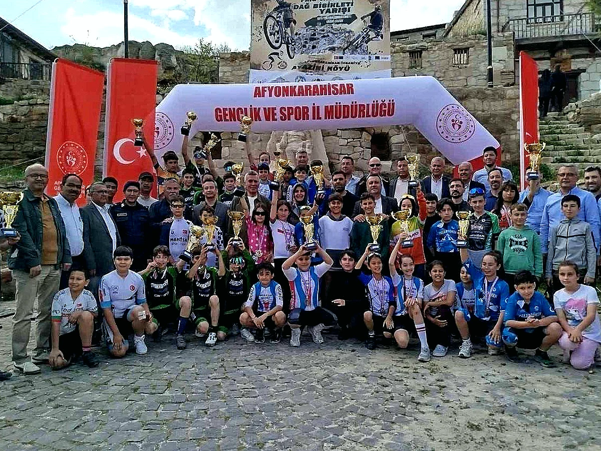 Akhisarlı Bisikletçiler Afyonkarahisar'da Dereceye Girdi
