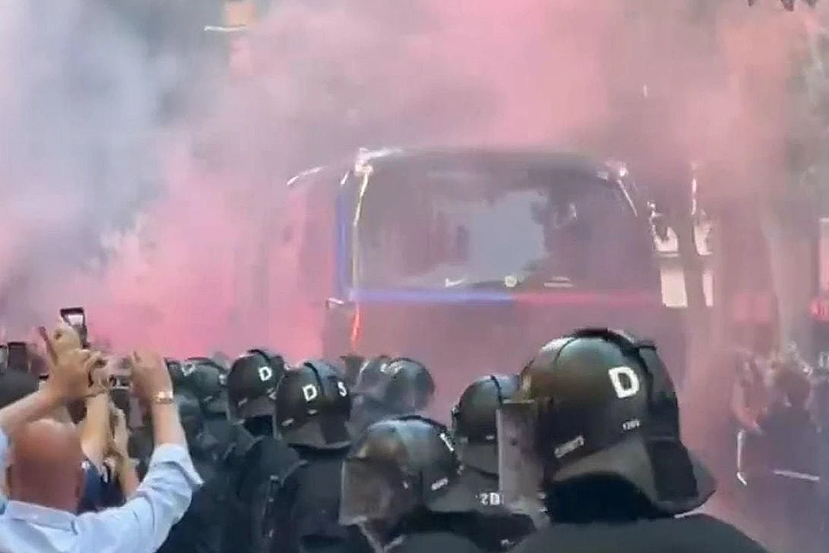 Barcelona Taraftarları Kendi Otobüslerini Taşladı: El Clasico Öncesi Skandal