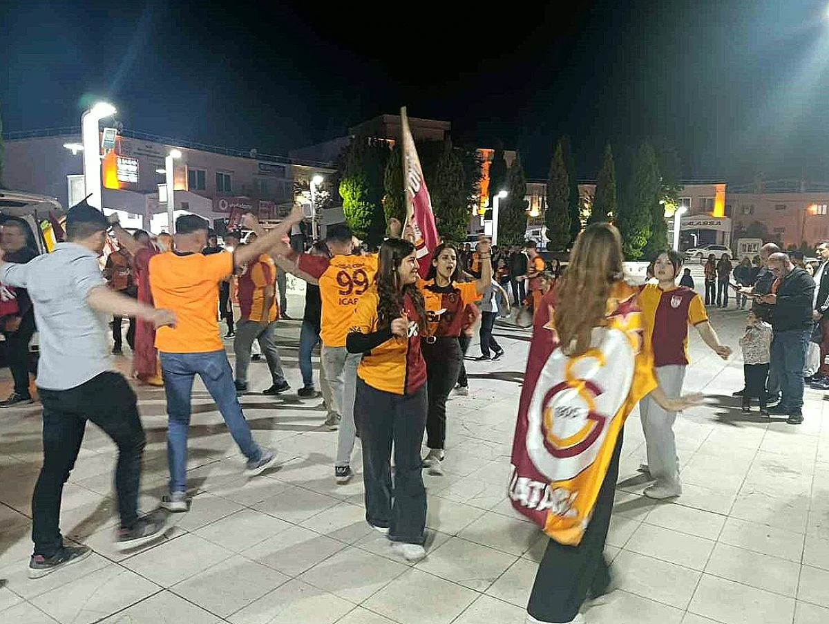 Galatasaray'ın Şampiyonluğu Selendi'de Coşkuyla Kutlandı