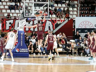 Parmos Bordo, Gaziantep Basketbol'u Mağlup Ederek Süper Lig'e Yükseldi