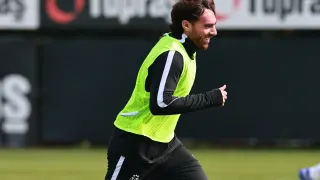 Beşiktaş'ta Orkun Kökçü Sevinci: Orta Saha Oyuncusu Takımla Birlikte Antrenmana Döndü