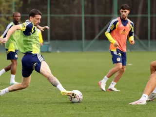 Fenerbahçe'de Galatasaray Derbisi Hazırlıkları Sürüyor: Mert Müldür Takıma Katıldı